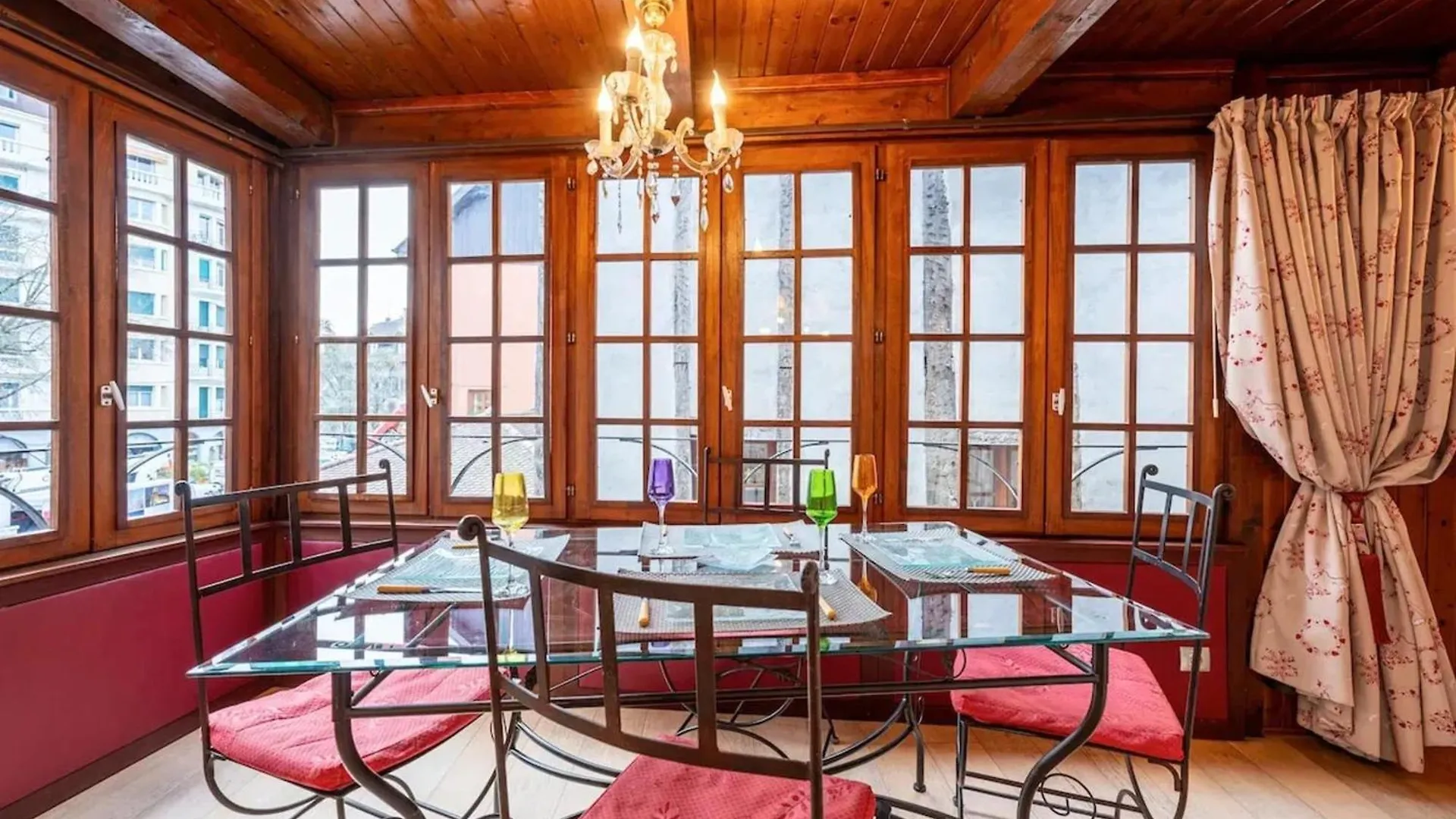 Appartement Chaleureux A Annecy 63 M² Cheminee